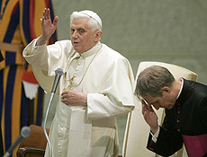 Pope Benedict XVI delivers his blessing at the end of his weekly general audience in Paul VI hall at the Vatican March 19, 2008. REUTERS/Dario Pignatelli (VATICAN)