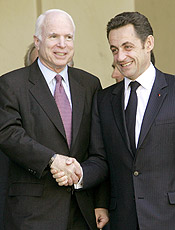 Presidente Nicolas Sarkozy e John McCain ( esq.) aps reunio.