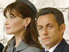 O presidente francês, Nicolas Sarkozy, ao lado da mulher Carla Bruni durante a visita