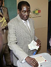 O ditador Robert Mugabe deposita seu voto em Harare; aps 28 anos, ele pode deixar poder