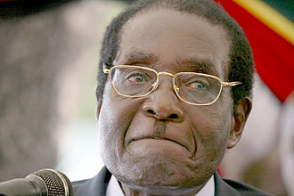 Ditador do Zimbbue, Robert Mugabe, durante cerimnia em maro; Mugabe ordenou confisco de terras de brancos em 2000