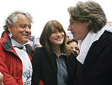 Ex-marido de Betancourt, Carla Bruni e filho do presidente francs durante protesto