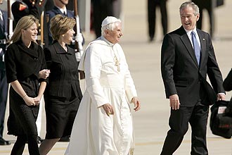 Papa Bento 16 caminha ao lado do presidente dos EUA, George W. Bush, e da primeira-dama, Laura, ao chegar à base aérea Andrews