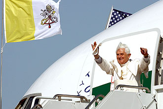 O Papa Bento 16 ao chegar a Washington, ontem, para visita de seis dias ao país; nesta quarta-feira ele completa 81 anos