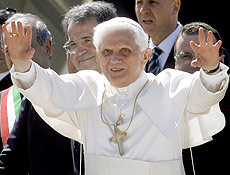 Papa Bento 16 acena antes de embarcar para viagem de seis dias aos Estados Unidos