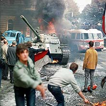 Moradores de Praga lanam tochas acesas e tentam conter avano de tanque sovitico