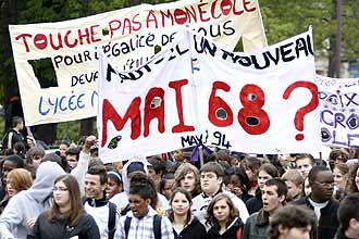 Estudantes secundários da França relembram Maio de 68 em protesto contra reformas educacionais do governo Sarkozy