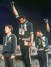 Tommie Smith (ouro) e John Carlos (bronze) protestam no pdio da Olimpada de 1968