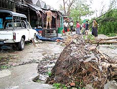 Moradores de Yangun após passagem do ciclone; ONU culpa falta de alerta por tragédia
