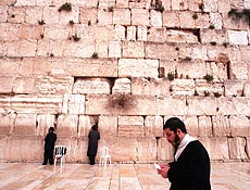 Judeus ortodoxos rezam no Muro das Lamentaes, em Jerusalm