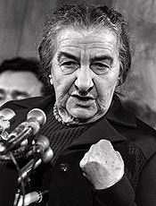 A ex-premi de Israel, Golda Meir, fala para jornalistas em Washington