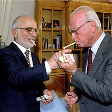 Rei Hussein, da Jordnia, acende cigarro de Yitzhak Rabin aps assinar acordo de paz