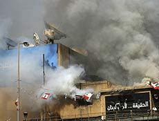 Fumaça cobre estação de TV incendiada por homens armados; Líbano corre risco de guerra