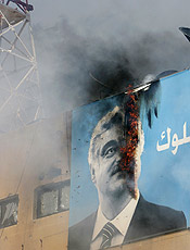 Cartaz de Rafik Hariri pega fogo após grupo atear fogo em prédio 