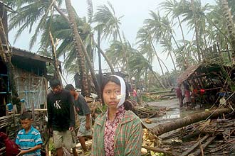 Sobreviventes da tempestade observam suas casas em Bogalay, um dos locais mais atingidos pelo ciclone Nargis em Mianmar 