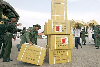Soldados birmaneses descarregam caixas com ajuda humanitria enviada pela China, no aeroporto de Yangun neste sbado