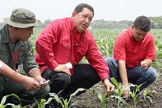 Os EUA disseram que as ligaes do presidente Hugo Chvez (foto, ao centro) com as Farc devem ser motivo de preocupao