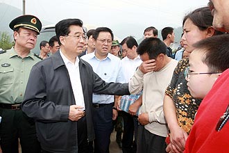 Presidente chins, Hu Jintao, visita locais atingidos pelo terremoto; ele pediu que as equipes dobrem os esforos para salvar vidas