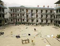 Prdio danificado pelo tremor do ltimo dia 12 em Sichuan; mortos passam de 32 mil