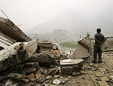 Morador olha rea atingida pelo terremoto que matou ao menos 28,8 mil pessoas na China