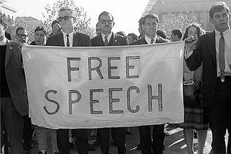 Estudantes protestam por liberdade de expressão na Califórnia; Para filósofo, rebeliões dos anos 60 começaram em Berkeley
