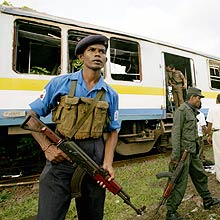 Sri Lanka military stand guard at the site of a bomb explosion in the Colombo suburb of Dehiwala May 26, 2008. At least seven people were killed and more than 60 injured when a bomb exploded on a train during rush hour in the Sri Lankan capital on Monday, military officials said. REUTERS/Buddhika Weerasinghe (SRI LANKA)