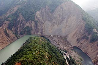 Em imagem fornecida pela Xinhua, o lago Tangjiashan, formado por deslizamentos criados com tremor que matou mais de 67 mil