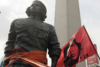 Estátua de Che é transportada próxima ao monumento obelisco em Buenos Aires; revolucionário completaria 80 anos neste sábado