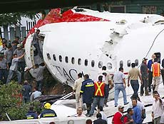 Equipes de resgate tentam retirar passageiros e tripulantes de avião