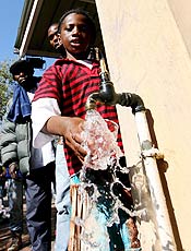 Texto: XJH07 JOHANNESBURGO (SUDAFRICA), 30.05.08.- Refugiados de la ola de violencia xenúfoba en un campamento provisional instalado junto a una comisaróa de Policóa de Johannesburgo, SudÆfrica, hoy viernes 30 de mayo. El Alto Comisionado de Naciones Unidas para los Refugiados (ACNUR) afirmú hoy que 100.000 personas han sido desarraigadas y 56 han muerto en los principales centros urbanos de SudÆfrica a causa de los ataques xenúfobos por parte de pandillas. EFE/Jon Hrusa