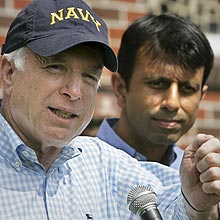 McCain fala ao lado do governador Bobby Jindal, seu possvel vice-presidente