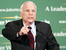 Senador republicano, John McCain discursa em evento de campanha em Kenner, Los Angeles