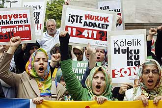 Manifestantes protestam em Istambul contra a decisão judicial que proíbe o uso de véu em universidades da Turquia