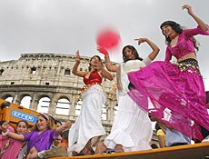 Ciganos protestaram em Roma contra xenofobia ao som de música tradicional 