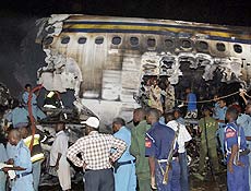 Equipes de resgate no local do acidente com avião em Cartum, capital do Sudão