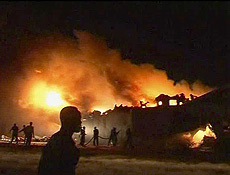 Imagem divulgada pela TV sudanesa mostra momento do acidente com avião, no Sudão