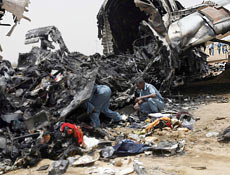 Time de resgate examina destroços do avião no Aeroporto Internacional de Cartum