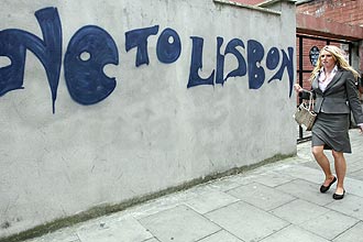 Os eleitores irlandeses rejeitaram o Tratado de Lisboa --que tem como objetivo reformar a Unio Europia-- em votao popular