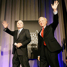 Senador Joe Lieberman ( dir.) e McCain acenam antes de discurso em Chicago
