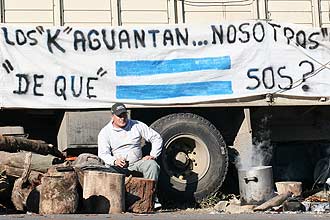 Caminhoneiro adere ao bloqueio no cruzamento das rotas nacionais 12 e 9, próximo à cidade de Rosário à 350 km de Buenos Aires