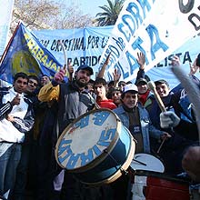Manifestantes se reúnem na praça de Maio de Buenos Aires em apoio a Cristina Kirchner