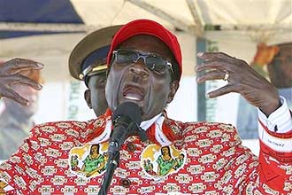 O presidente do Zimbbue, Robert Mugabe, discursa durante a campanha do segundo turno; violncia levou o oponente a desistir