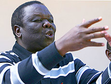 Morgan Tsvangirai anuncia saída da disputa para a Presidência do Zimbábue