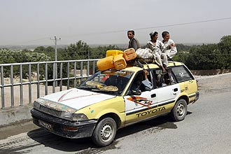 Refugiados afegãos retornam às suas vilas após tropas estrengeiras retomarem distrito de Candahar dominado pelo Taleban