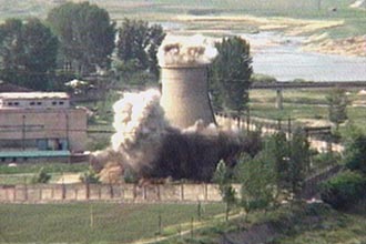 Imagem de TV mostra a destruio da torre de refrigerao na Coria do Norte, gesto simblico do fim de seu programa nuclear