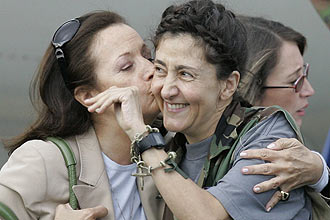 Ex-refm Ingrid Betancourt recebe um beijo de sua me, ao chegar a Bogot nesta quarta-feira, aps seis anos em cativeiro
