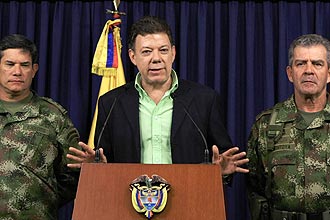 O ministro da Defesa da Colmbia, Juan Manuel Santos, no centro, durante coletiva onde detalhou a operao de resgate de quarta