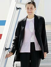 Ex-refm das Farc Ingrid Betancourt desce de avio na Frana