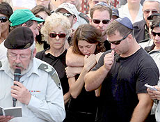Karnit, mulher de Ehud Goldwasser, chora durante enterro de soldado israelense