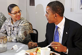 Provvel candidato democrata  Casa Branca, Barack Obama, toma caf-da-manh com soldados americanos no Afeganisto